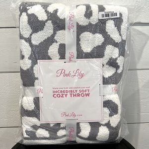NWT Pink Lily Keep You Warm Blanket - Gray Leopard